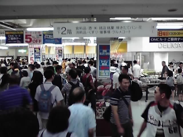 ごった返すダイエー甲子園店B2惣菜売り場