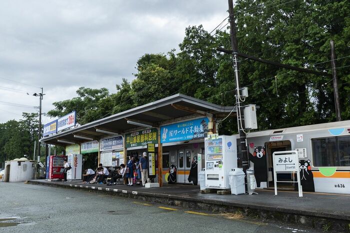 終点の御代志駅のホームはバス停を兼ねている