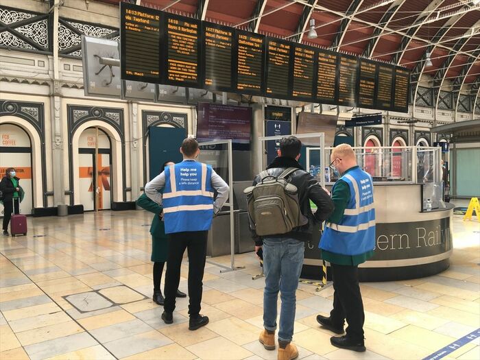 人影のまばらなパディントン駅の構内