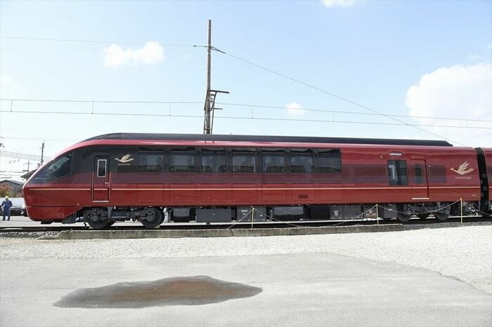 先頭のプレミアム車両は床が高いハイデッカーだ
