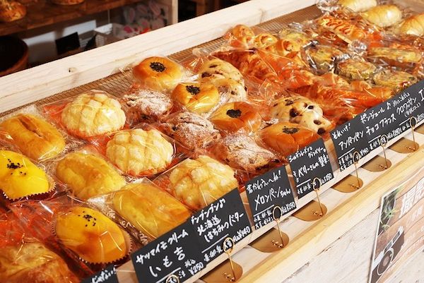 ブームになっている高級食パン路線とは異なり、町のパン屋さんらしい手頃感のある品ぞろえと価格設定だ（撮影：今井康一）