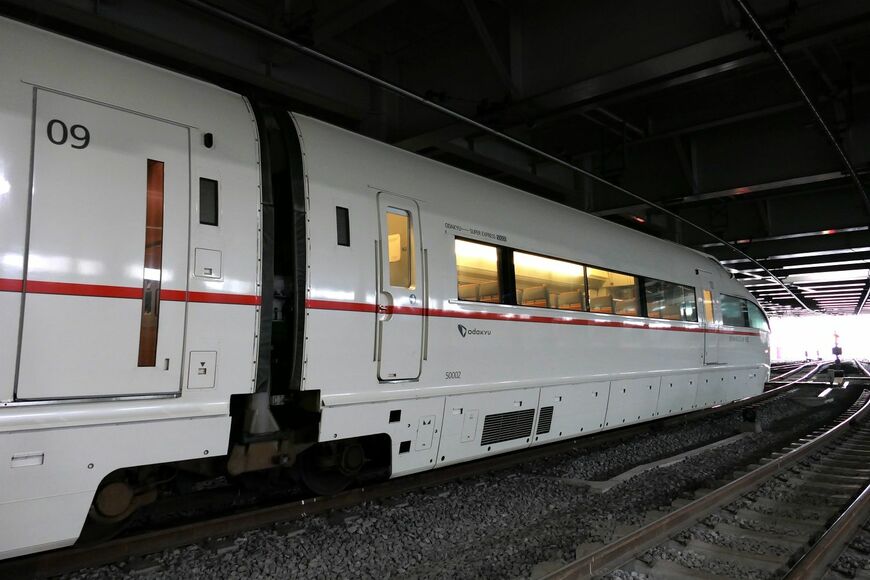 下部は台車部分を除いてカバーで覆われている（記者撮影）