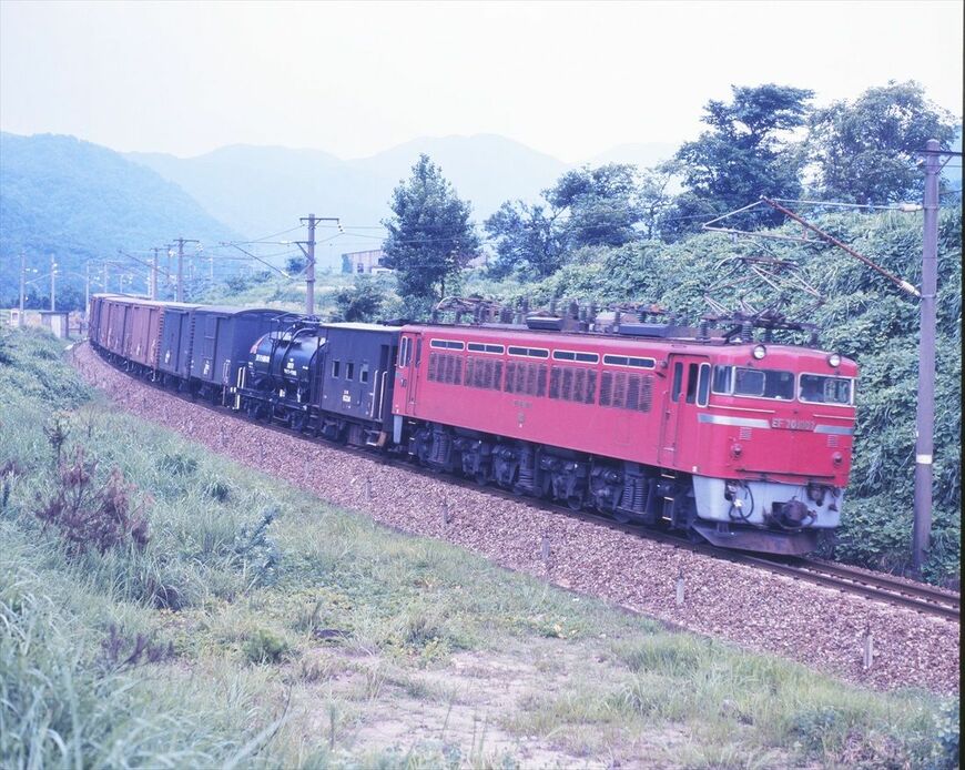 北陸本線新疋田付近を走るEF70形牽引の貨物列車＝1976年（撮影：南正時）
