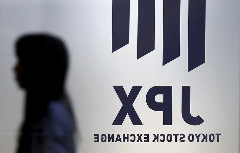 　４月２２日、東京株式市場で日経平均は４日続伸。日銀の金融政策をめぐる報道などを背景に追加緩和期待が高まり、日経平均は終値で２月２日以来、約２カ月半ぶりに節目の１万７５００円を回復した。写真は都内で２０１５年７月撮影（２０１６年　ロイター/Toru Hanai）