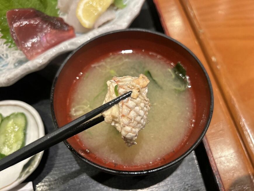1480円の「魚河岸お刺身5点盛り定食」の味噌汁（写真：筆者撮影）