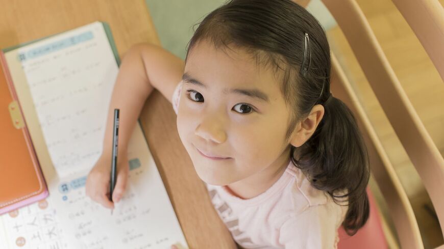 勉強する小学生