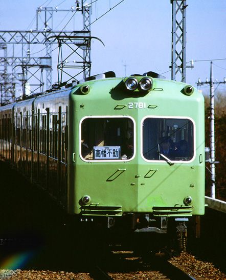 仙川―つつじが丘間を走る2700系。1953年にデビューした京王線初の「湘南顔」の電車だった（撮影：南正時）