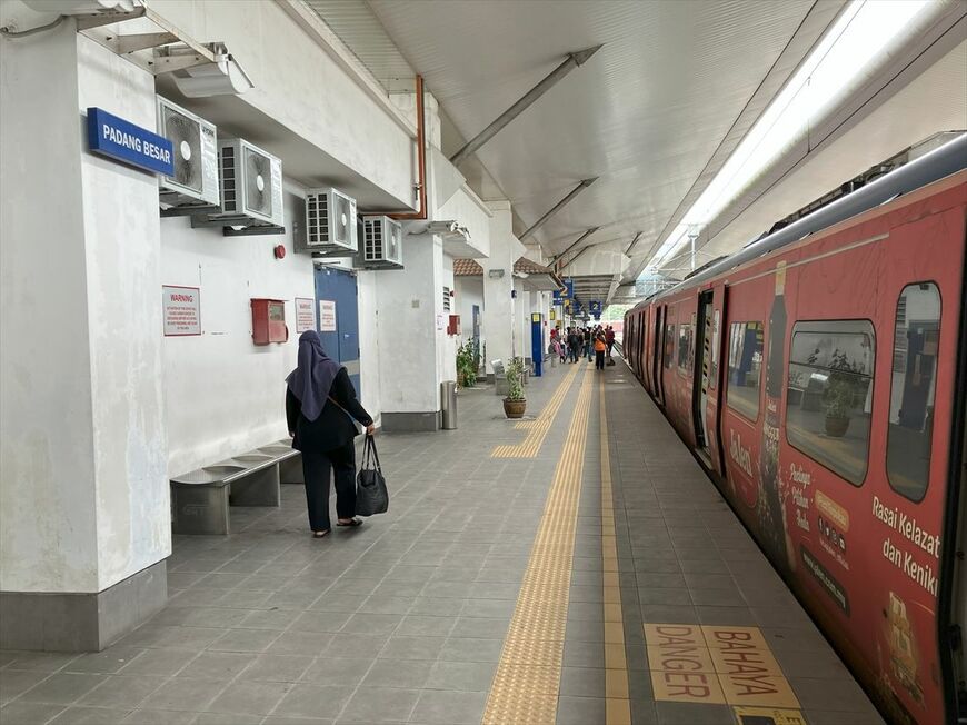 タイ国境のパダン・ブサール駅に停車するKTMコミューター（筆者撮影）