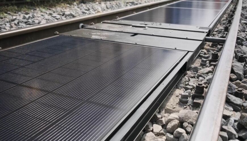 線路に設置されたソーラーパネル（写真：Sun-Ways社）