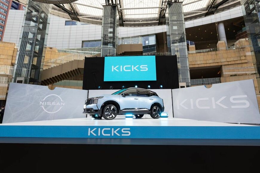 2026年6月18日に発売した日産の新型「キックス」と、その発表会の様子（写真：日産自動車）