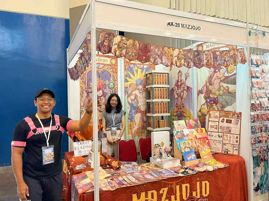 MAZJOJOさんのサークル。同人誌の装丁や品書きは本格的で、オリジナルタロットカードを使った占い体験も人気