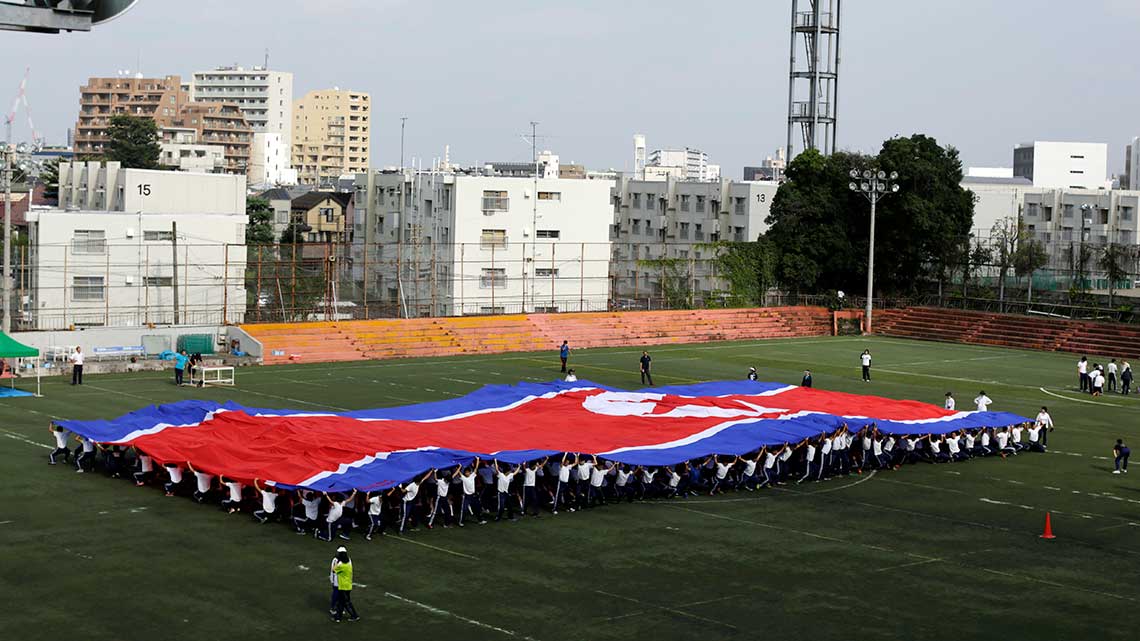 東京の朝鮮高校で公演中に北朝鮮国旗を作る練習をする生徒たち