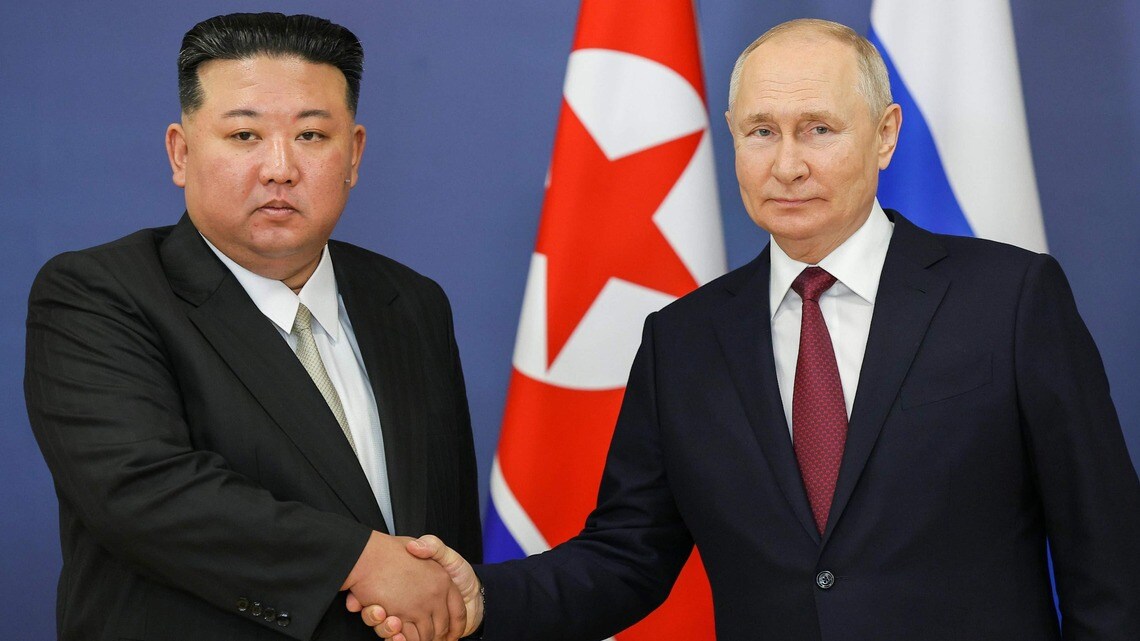 2023年9月、ロシア極東で首脳会談を行ったロシアのプーチン大統領（右）と北朝鮮の金正恩朝鮮労働党総書記（写真・タス＝共同）