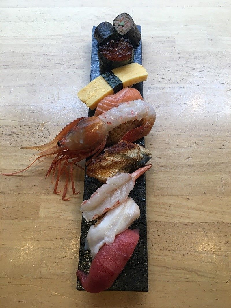 寿司のネタはその日の仕入れによって変わる。シャリは福井県美浜町から仕入れるこだわりの米に、最近寿司通の間で話題の赤酢を使ったマイルドな味わい（筆者撮影）