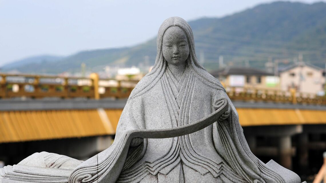 宇治川にかかる宇治橋の西詰にある紫式部像。紫式部が書いた『源氏物語』は今も昔も多くの人を魅了しています(写真:monjiro/PIXTA)