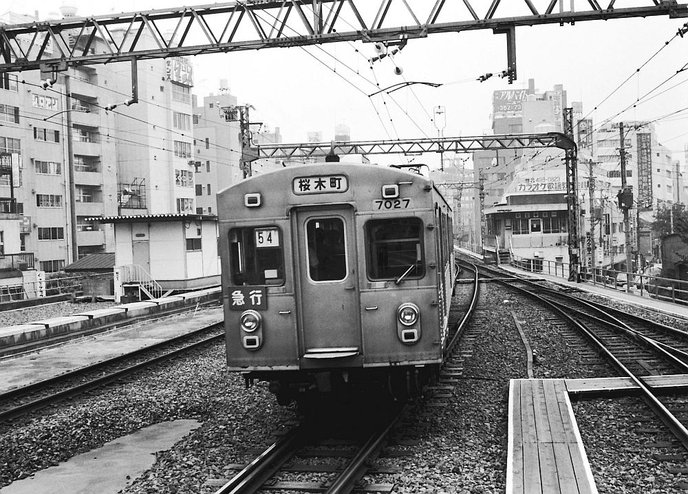 昭和40年代、東横線の急行として走る7000系。写真の「7027」号車はのちに7700系「7914」号車となり、今年まで東急線を走っていた（写真：東京急行電鉄）