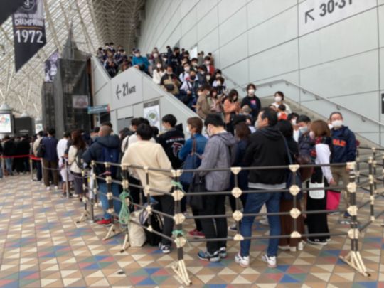東京ドームでWBCグッズを購入するために並ぶ人たち（写真：筆者撮影）