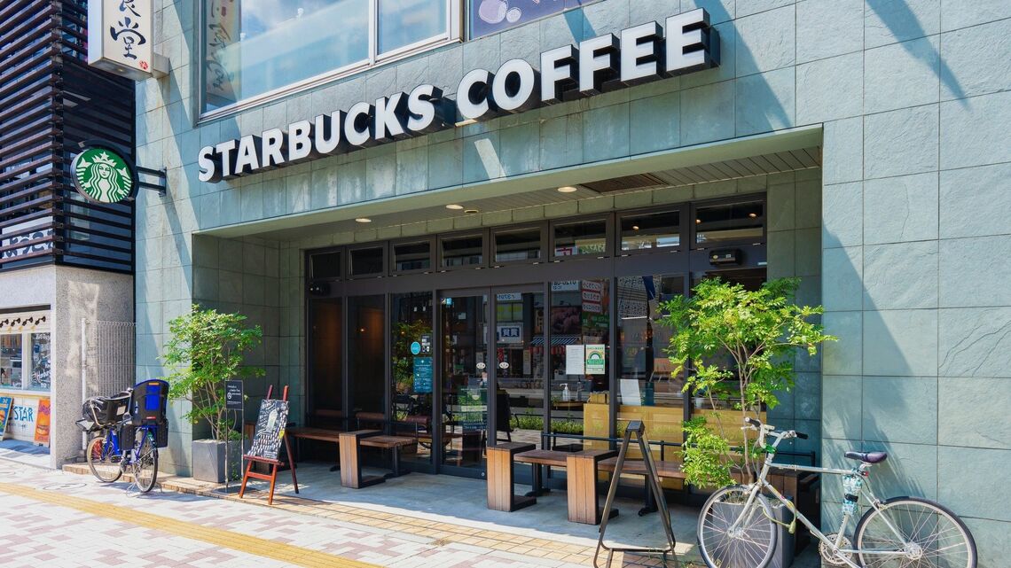 日本でも1800を超える店舗を持つ一大カフェチェーン、「スターバックス」。なぜ、スタバだけが「特別」なのでしょうか（写真：yu_photo／PIXTA）