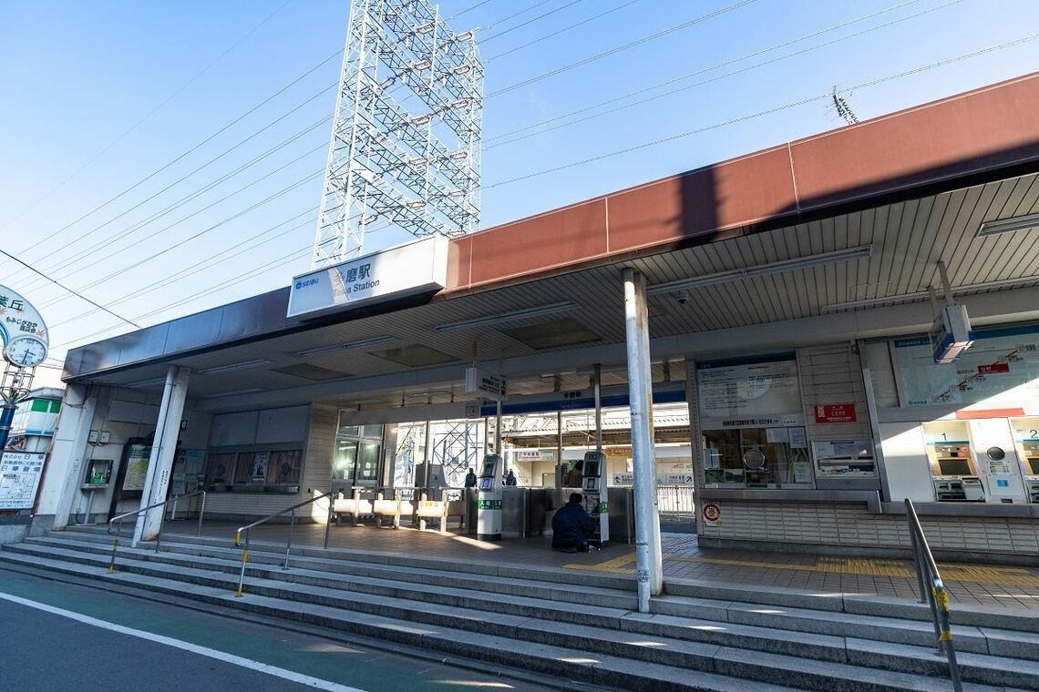 現在の多磨駅。平屋で西側にだけ出入り口がある（筆者撮影）