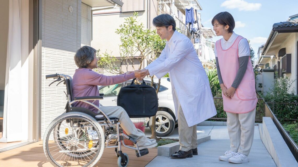 訪問診療が受けられる条件をご存じでしょうか（写真：USSIE／PIXTA）