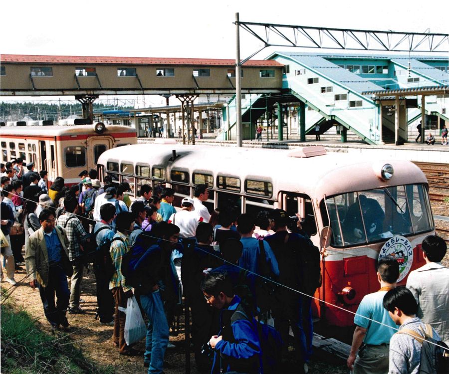 1997年5月の休止直前、積み残しが出たことから国鉄譲渡車のキハ10形も運行された（筆者撮影）