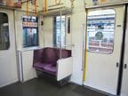 初期製造の車両は車端部の座席に肘掛けのくぼみがない