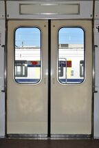 8000系の初期車はドア内側をクリーム色に塗装している