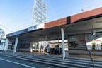現在の多磨駅。平屋で西側にだけ出入り口がある