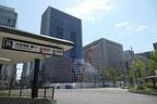 淀屋橋交差点。画面奥が東地区