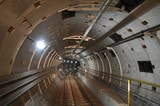 鶴見検車場と鶴見緑地北車庫を結ぶ連絡線。リニア地下鉄のトンネルは通常のものよりかなり小さい（撮影：伊原薫）