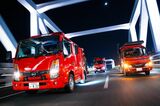 退役した消防車を所有する「消防車仲間」と共に撮影。左手前がうつみさんの消防車（写真：うつみさん提供）