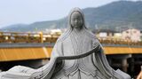 宇治川にかかる宇治橋の西詰にある紫式部像。紫式部が書いた『源氏物語』は今も昔も多くの人を魅了しています（写真：monjiro／PIXTA）