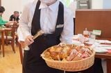 パンは取りに行くのではなく、バスケットを持ったスタッフが巡回してくれるスタイル（筆者撮影）