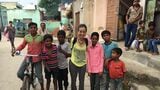 立花さん（写真中央）が代表を務める株式会社スプリングの工場のあるインドの村で子どもたちと（筆者提供）