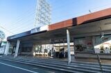 現在の多磨駅。平屋で西側にだけ出入り口がある（筆者撮影）