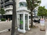 灯台を模した電話ボックスがかわいい（筆者撮影）