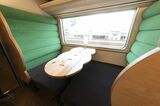 緑色を基調とした新型「やくも」273系の4人用セミコンパート席（撮影：ヒラオカスタジオ）