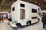 いすゞ「トラヴィオ」をベースにした、バンテックの新型キャンピングカー「コルド リーブス」（写真；筆者撮影）