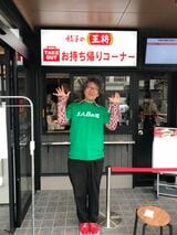 2024年5月30日、17時にオープンした「餃子の王将」金閣寺店の1人目の客になった涌井さん。後ろに並んでいた近所のおじさんが撮ってくれた写真（写真：涌井さん提供）