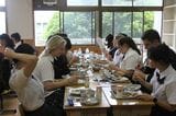 給食時は席をくっつける（筆者撮影）