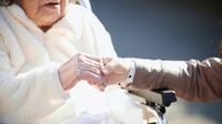 医師が断言「死に目に会えないことは不幸ではない」。最期の瞬間に立ち会うための延命治療は必要か？ "旅立ち"のときに本当に大事なこととは