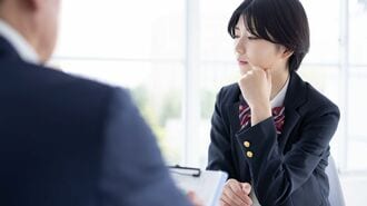 先生がふてくされた生徒を指導する様子