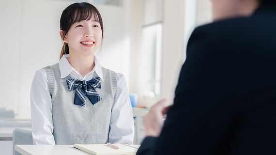 学校の先生と面談する生徒
