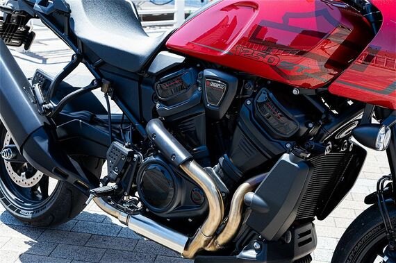 パンアメリカ1250STのエンジン。レボリューションマックス1250と呼ばれる水冷1252cc V型2気筒エンジンを搭載し、最高出力150HP(112kW)/9000rpm、最大トルク127Nm/6750rpmを発生する