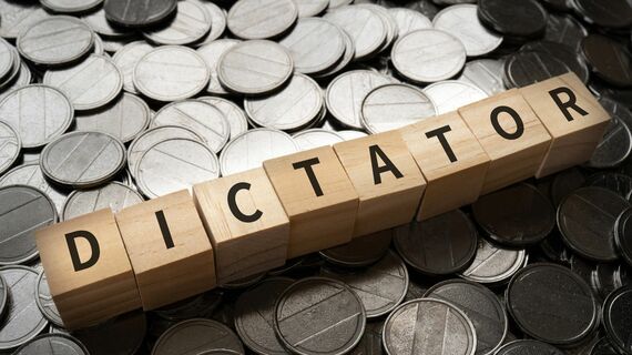 「DICTATOR」と書かれたブロックとコイン