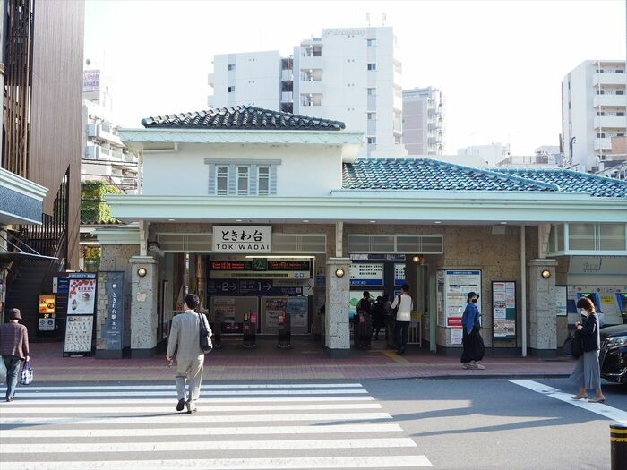 三角屋根と3連の窓、大谷石が特徴のときわ台駅舎