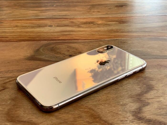 iPhone XS ゴールド。非常に上品なカラーは長く楽しむことができそうだ