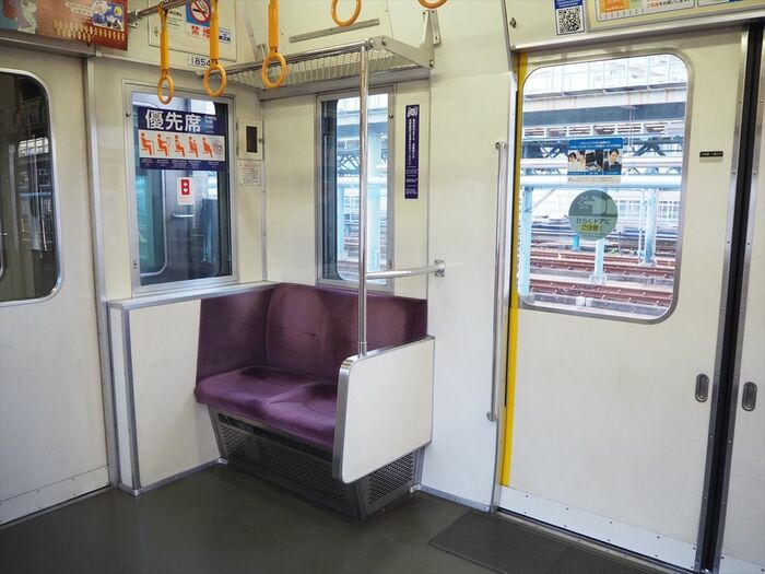 初期製造の車両は車端部の座席に肘掛けのくぼみがない