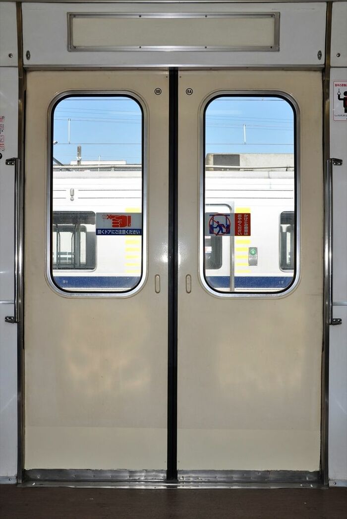8000系の初期車はドア内側をクリーム色に塗装している