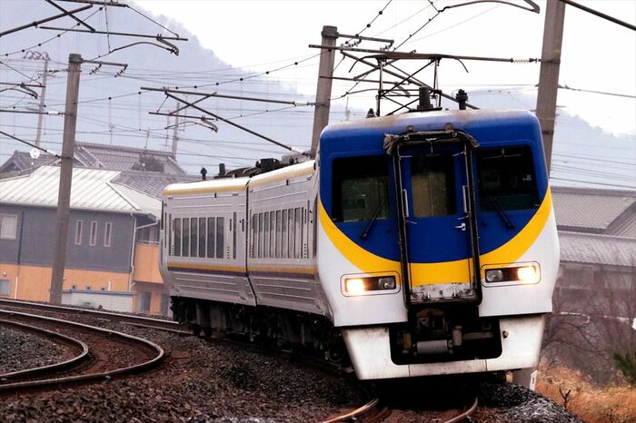 8000系は流線形先頭車のほかに貫通型の先頭車がある